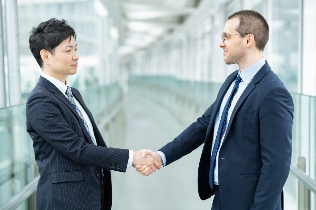 Two Business man shaking hands